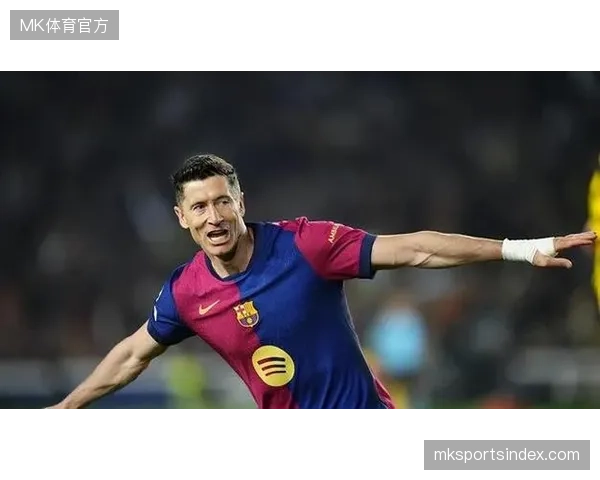 吉马良斯不仅是后防线的关键屏障,其后排插上进攻能力也使他成为巴西中场无可替代的攻防枢纽 吉马良斯不仅是后防线的关键屏障,其后排插上进攻能力也使他成为巴西中场无可替代的攻防枢纽